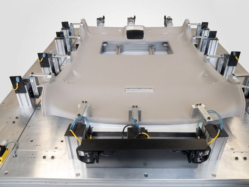 Poka-yoke con mando bimanual óptico al frente y techo automotriz clampeado sobre el nido