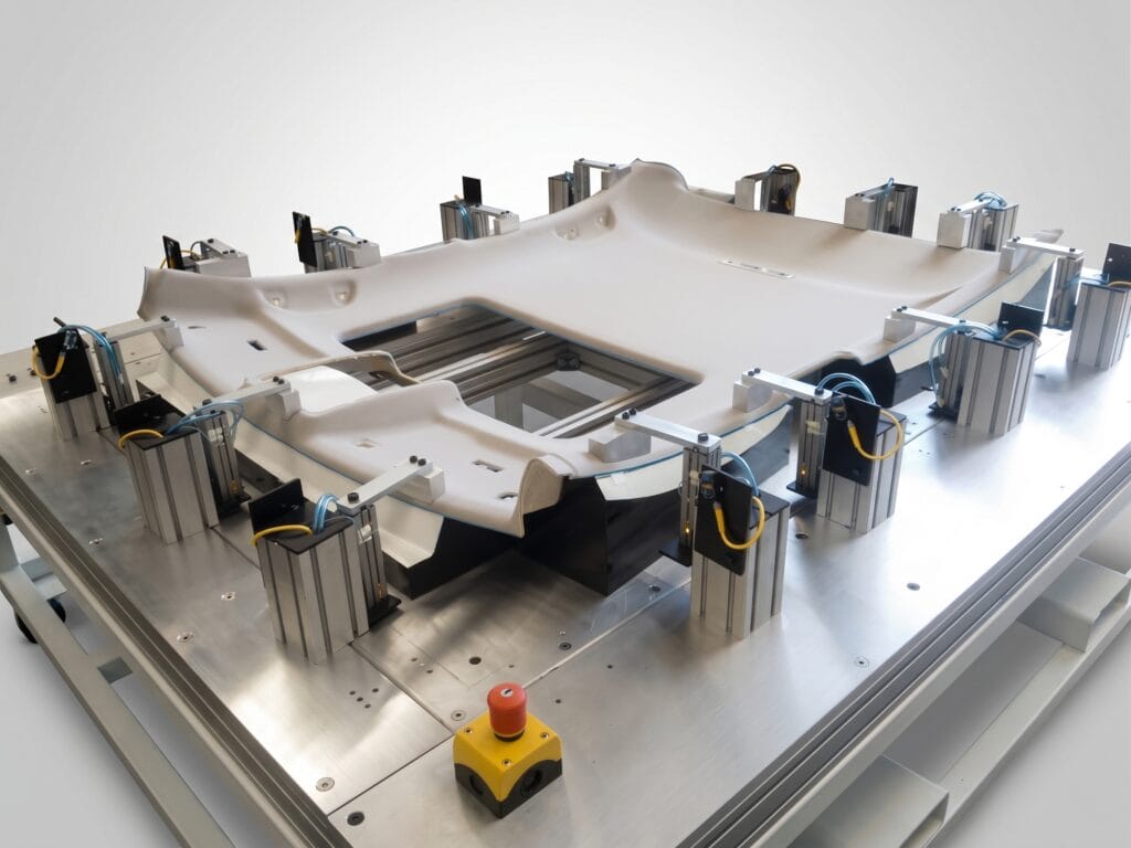 Poka-yoke automotriz de Inventronics verificando un techo con sunroof sobre su nido de inspección