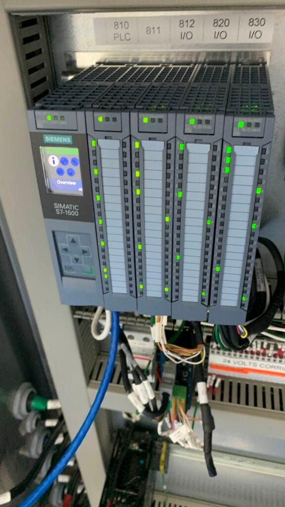 control PLC y pantalla HMI de máquina empastilladora