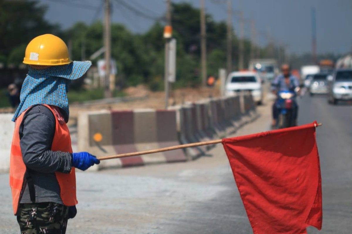 Banderero humano expuesto al tráfico en obra de construcción