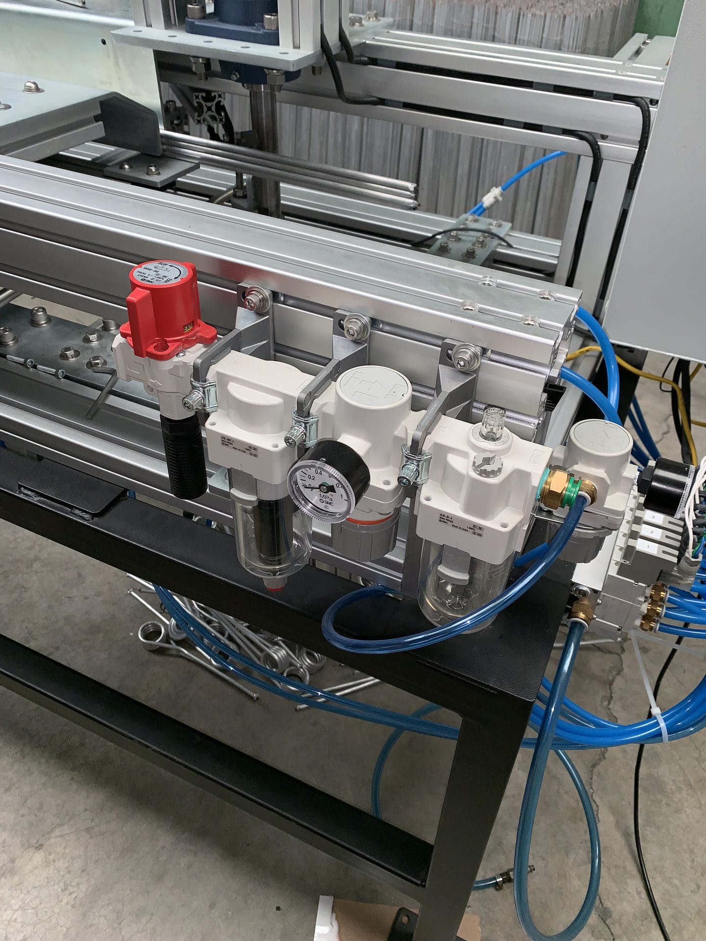 Máquina dobladora de resistencias eléctricas MEDOBE fabricada por Inventronics