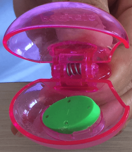 inserción lateral de pastilla elíptica en máquina empastilladora