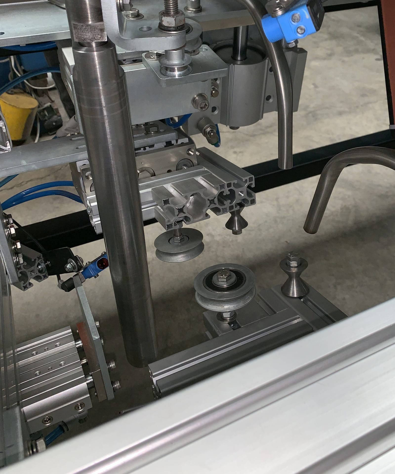 Zona de trabajo de la máquina dobladora de resistencias en el taller