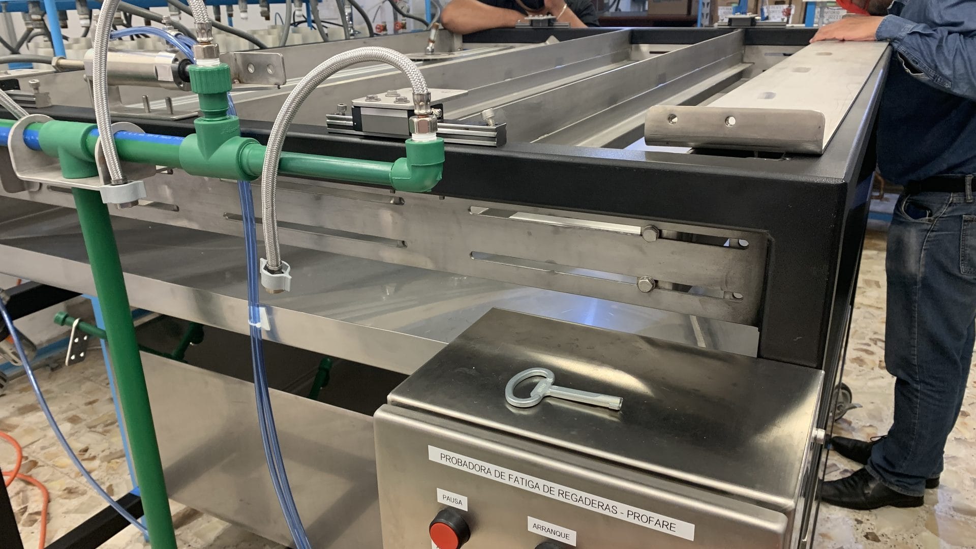 Probador de fatiga de regaderas PROFARE fabricado por Inventronics