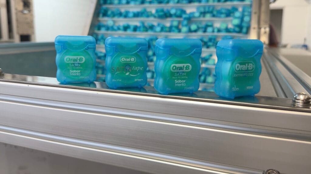 Estuches de hilo dental Oral-B Essential y Satin procesados por la máquina orientadora